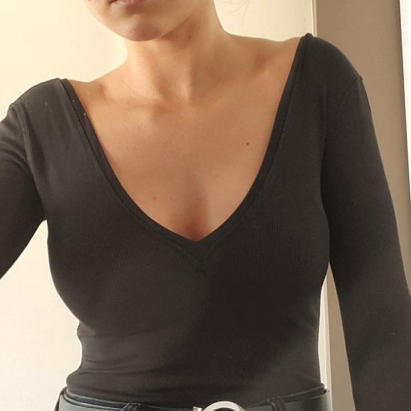 NWOT Aritzia v-neck bodysuit - Picture 1 of 5